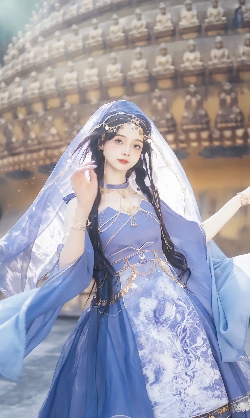 Double-Sided Fans and Cheongsam Fashion Show:A Cultural Blend of Elegance
