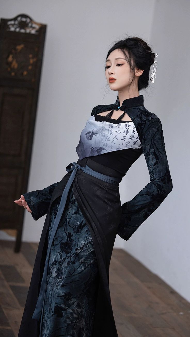 The Evolution of Waist Chains in Hanfu Fashion:A Cultural and Stylistic Exploration
