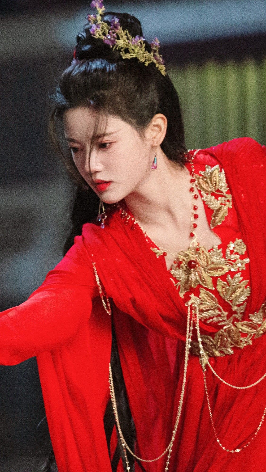 Carrying Cultural Elegance:The Art of Qipao and Foldable Fans as Portable Heritage