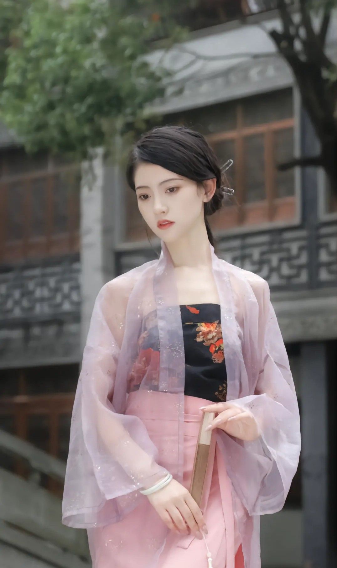 Embroidery in Song Dynasty Hanfu Costumes:A Study of Techniques and Cultural Significance
