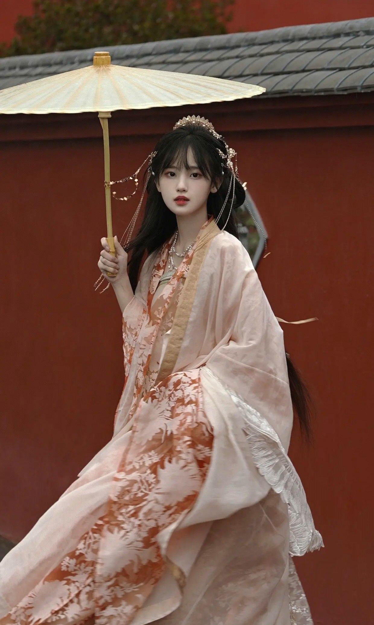 Ming-Style Hanfu for Spring and Autumn:A Girl Childs Fashion Statement