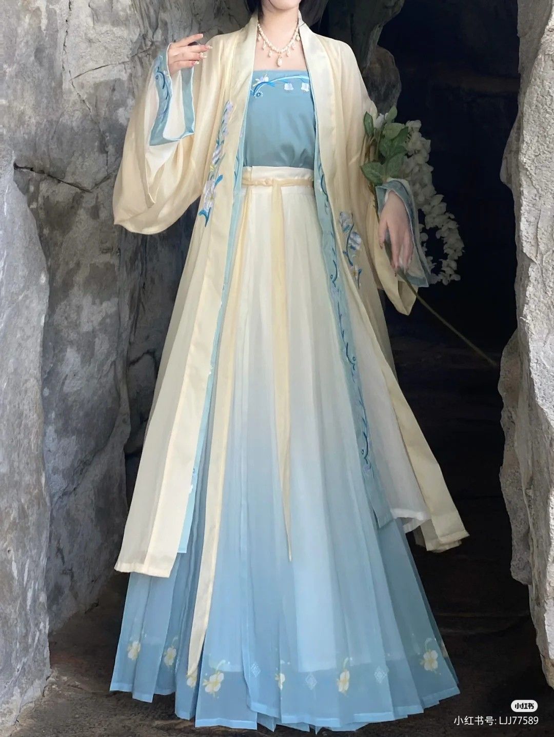 Stunning Neo-Chinese Qipao with Exquisite Sleeve Details