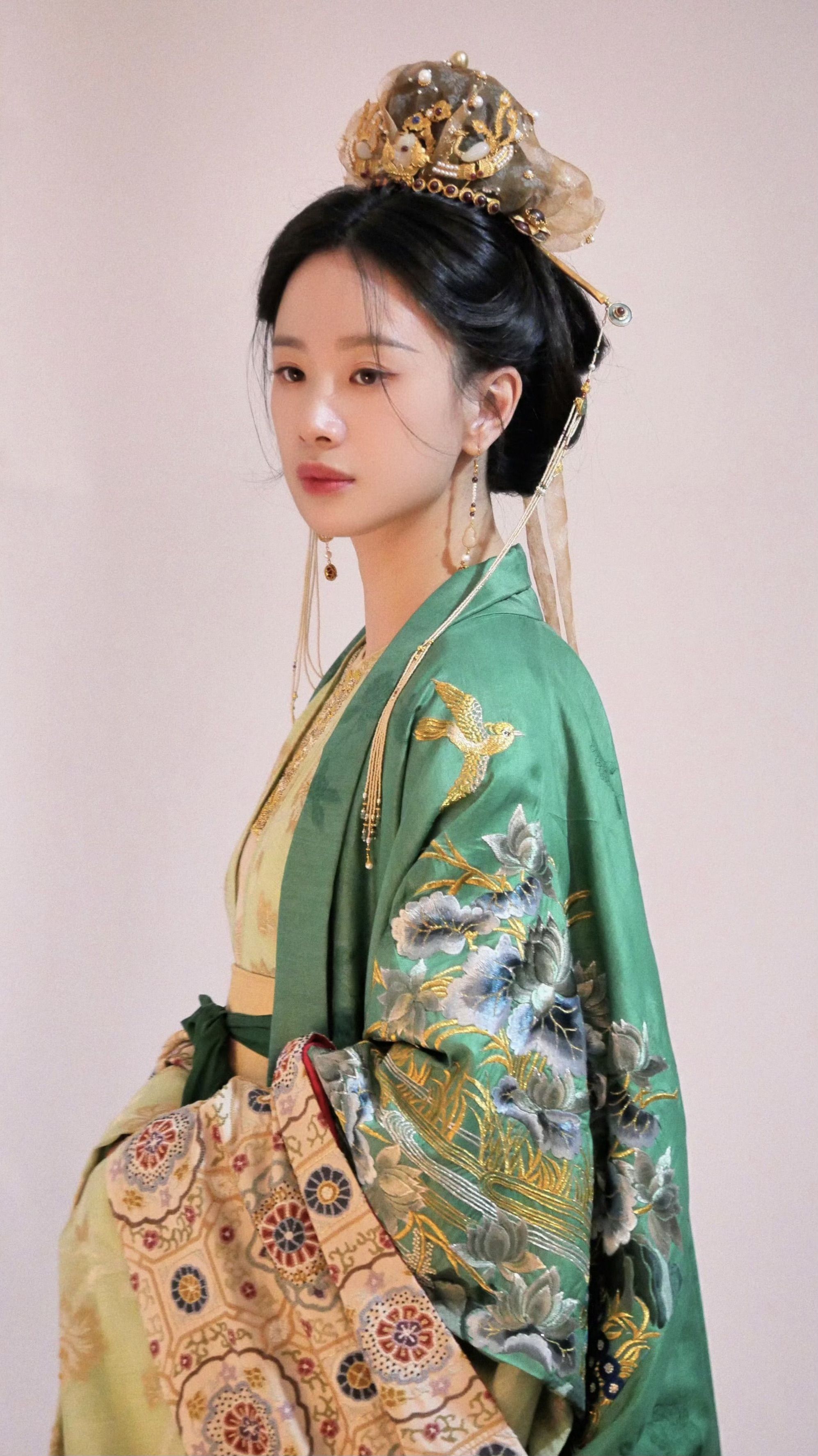 The Splendid Splendor of Traditional Chinese Hanfu Fan:The Broken Cloud Fan