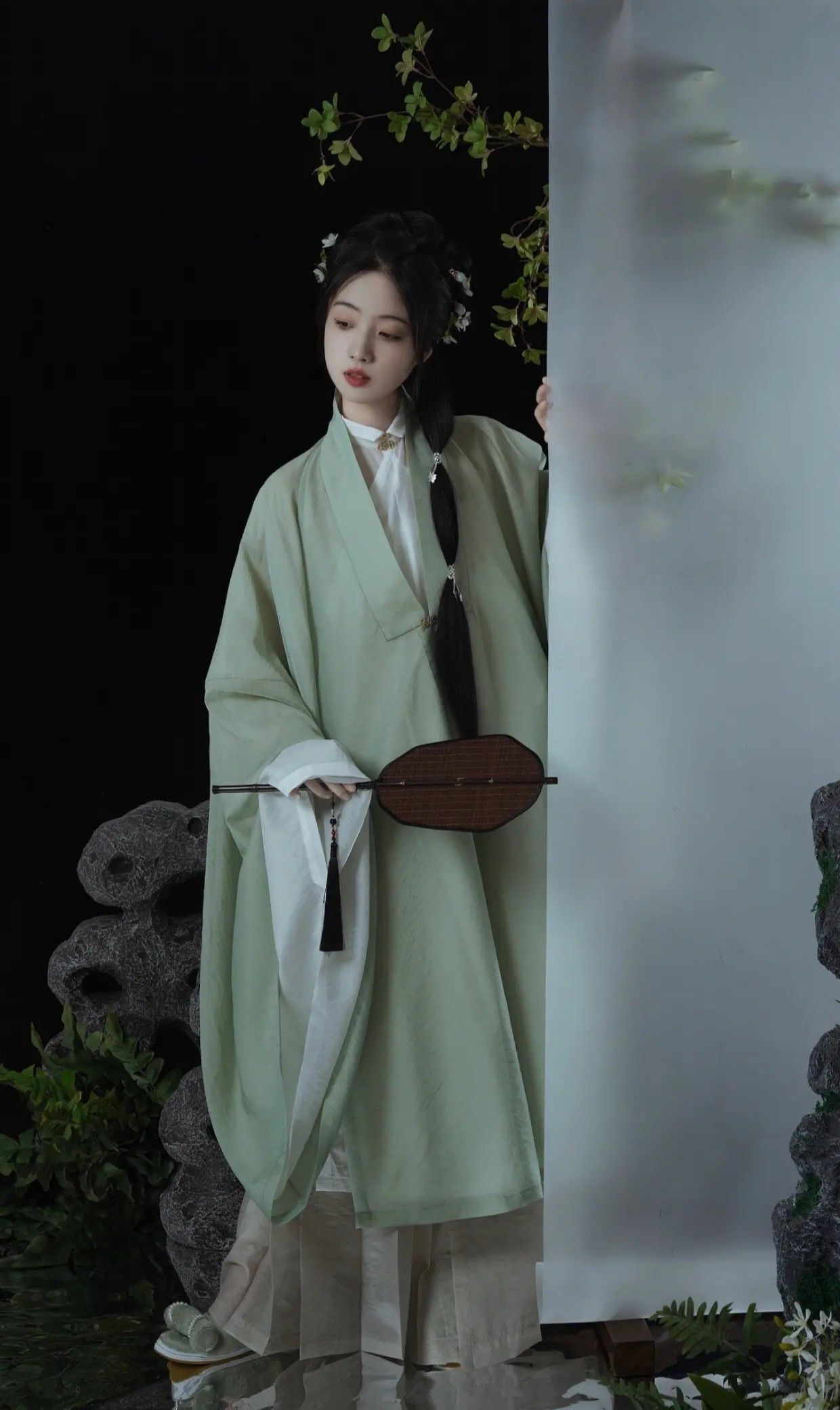 The Enchantment of a Black Qipao in Autumn and Winter The Enchantment of a Black Qipao in Autumn and Winter