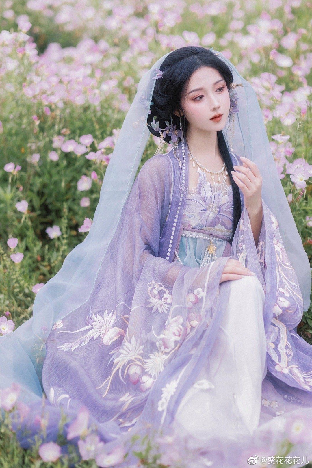 The Classic Charm of Standing Collars and Confronting Plackets in Traditional Hanfu Clothing The Classic Charm of Standing Collars and Confronting Plackets in Traditional Hanfu Clothing