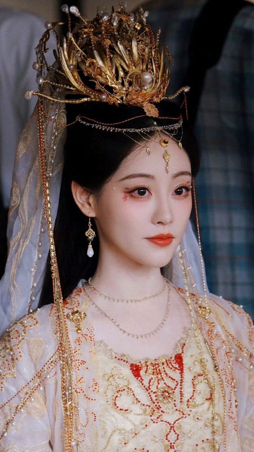 Reinventing Traditional Hanfu for Spring-Summer Fashion:Modern Adaptations and Evolution Reinventing Traditional Hanfu for Spring-Summer Fashion:Modern Adaptations and Evolution