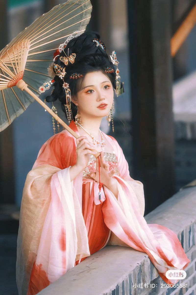 Winter and Autumn Qipao Blouses:Fashionable and Traditional Elegance Winter and Autumn Qipao Blouses:Fashionable and Traditional Elegance