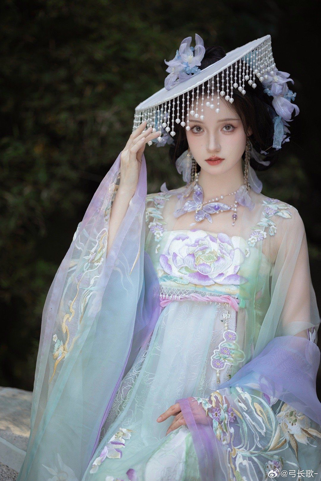 The Enchantment of Blue and White:A Long Cheongsam Journey in the World of Blue-Flower Porcelain