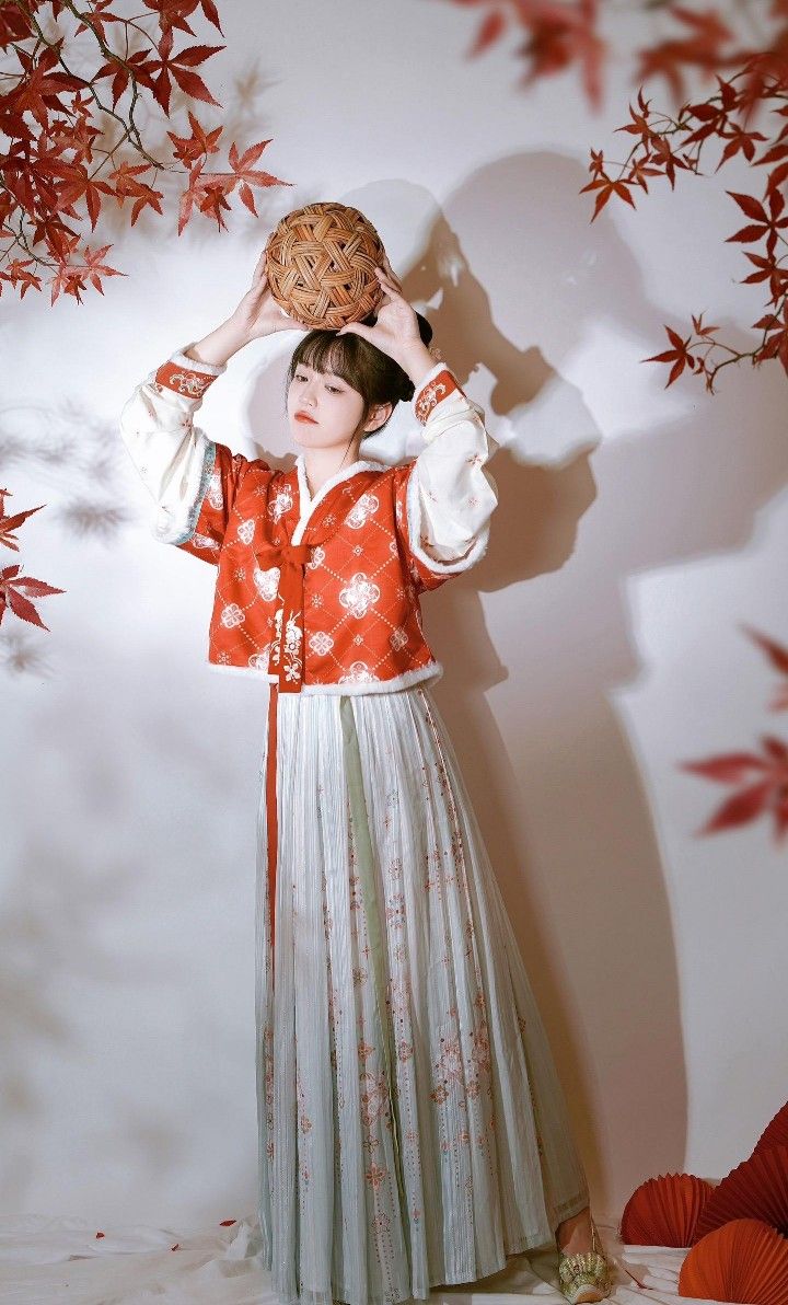 The Evolution of the Classic Cheongsam:A Neck-Strap Modified Qipao