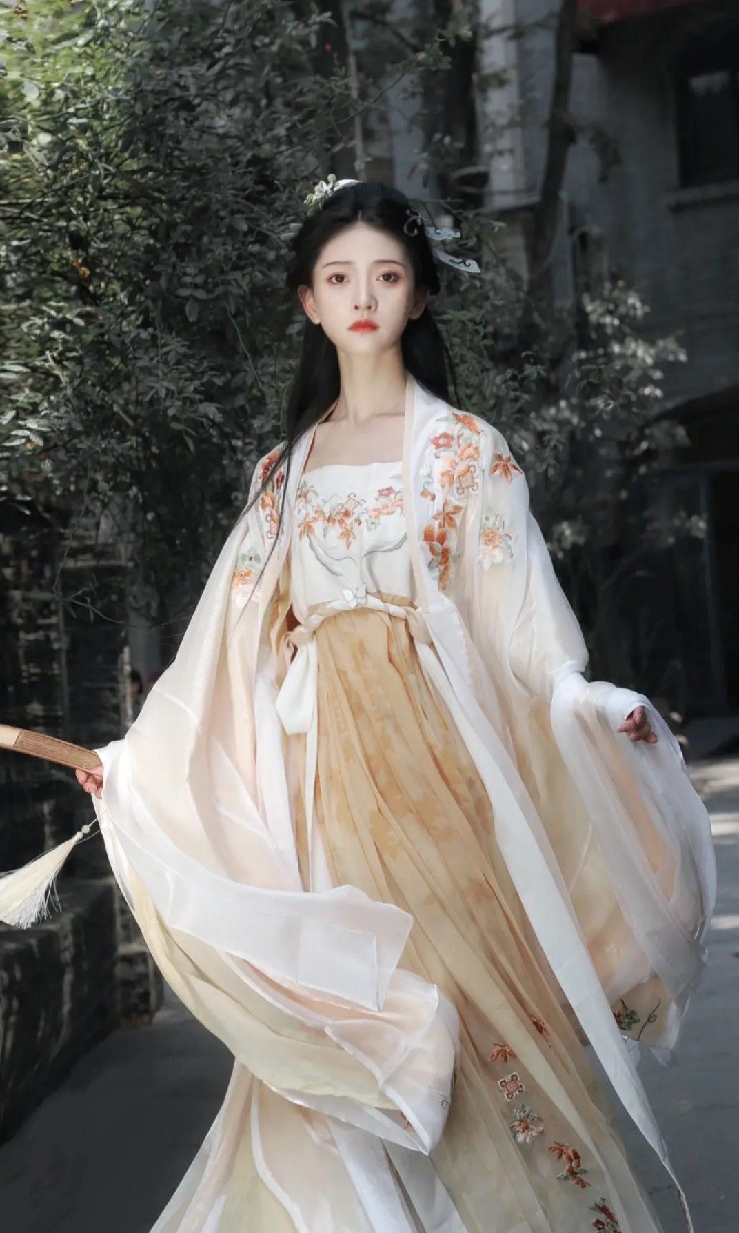 Low-Cut Cheongsam Skirts with V-Neck:A Blend of Traditional Elegance and Modern Charm Low-Cut Cheongsam Skirts with V-Neck:A Blend of Traditional Elegance and Modern Charm