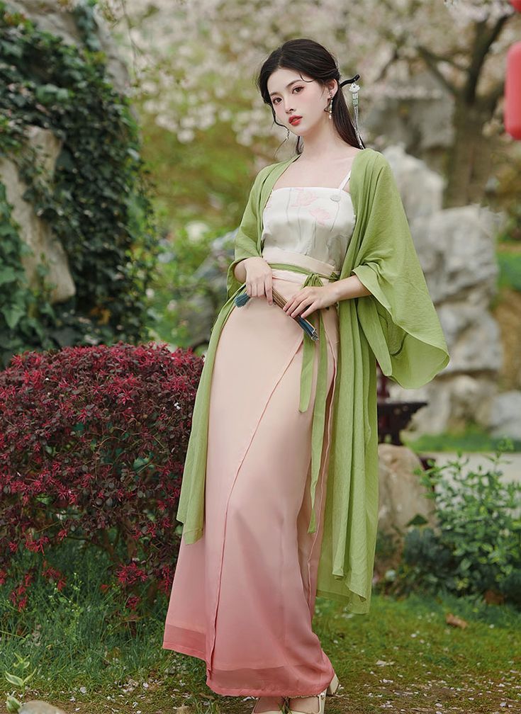Choi Wenjis Flower Festival:The Splendor of Hanfu Fashion