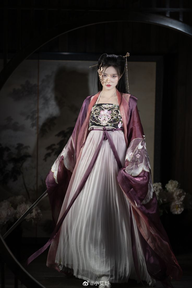 Embracing the Modernity in a Web-like Mesh Patchwork Cheongsam
