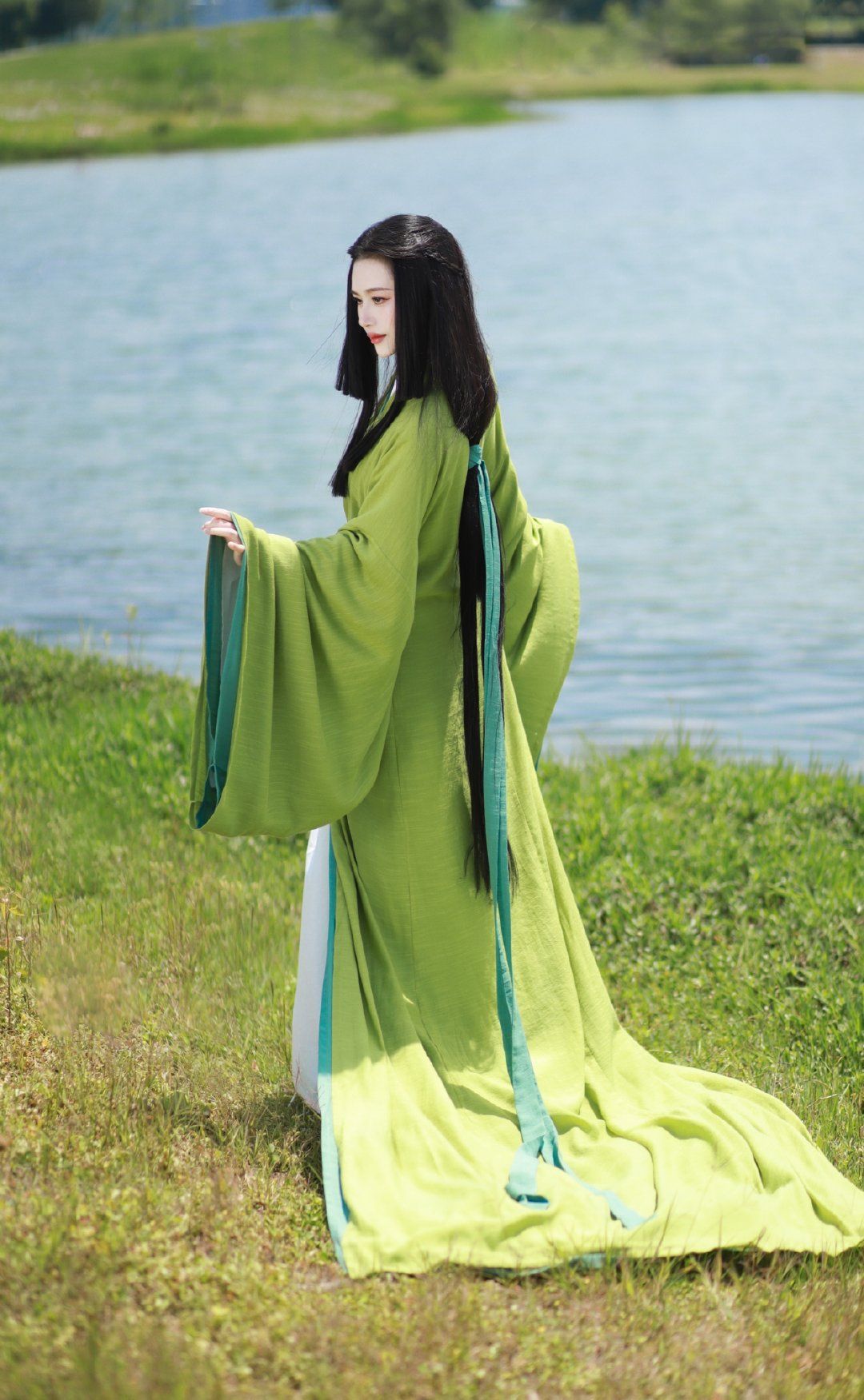 Winter Splendor in Traditional Hanfu:The Original Creativity of Han Qingyue Winter Splendor in Traditional Hanfu:The Original Creativity of Han Qingyue