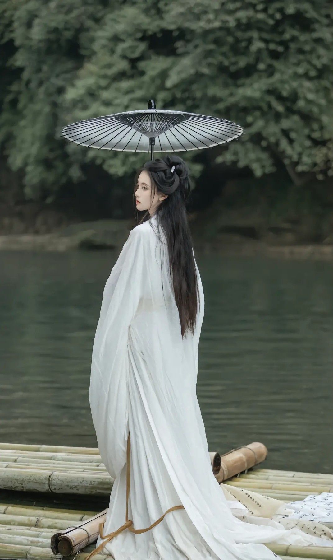 Displaying Modern Chinese Fashion:The Evolution of新中式服装陈列架 Displaying Modern Chinese Fashion:The Evolution of新中式服装陈列架