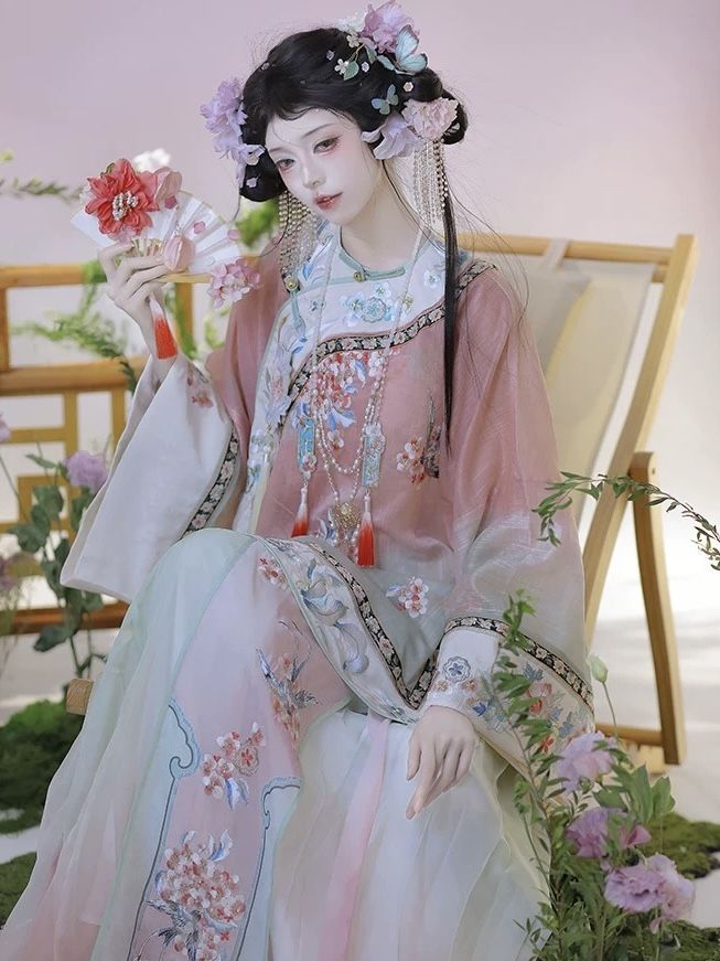 Flying with the Silk:Exploring Dunhuang-Style Hanfu and Its Connection to Ancient飞天