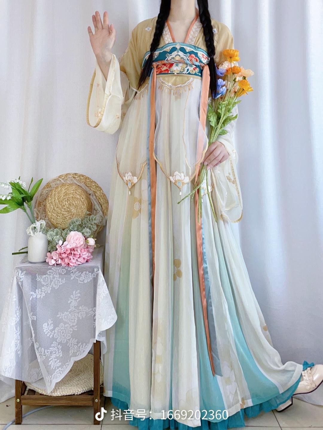 Drunken Jiangnan:The Original Hanfu Fashion
