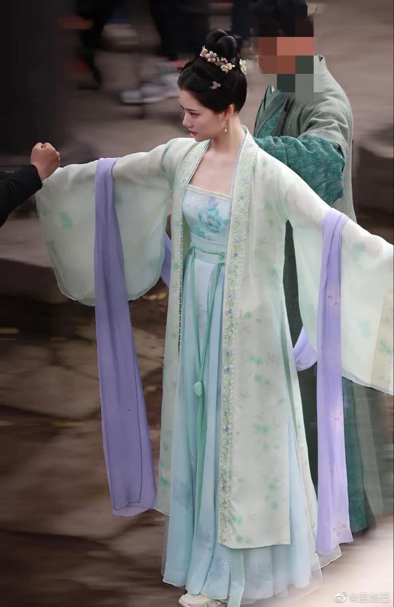 Embracing Modernity in Traditional Cheongsam:The Youths Perspective on Cultural Evolution Embracing Modernity in Traditional Cheongsam:The Youths Perspective on Cultural Evolution