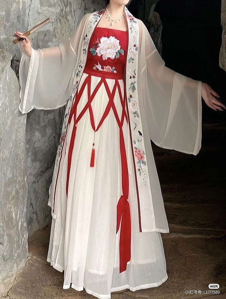 The Rise of Wang Yuwens Hanfu Fashion:Exploring the Traditional Elegance