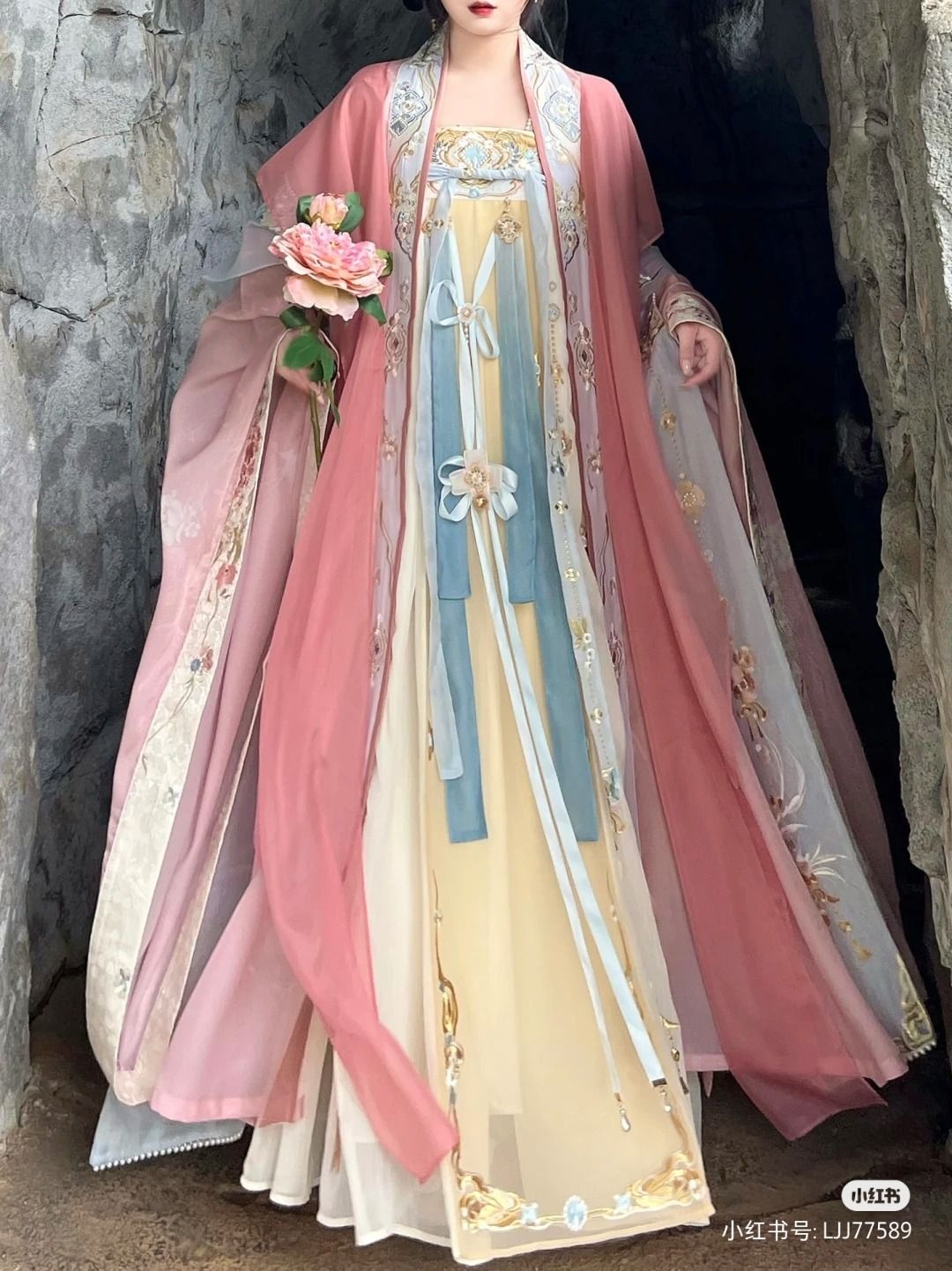 Elegant High-End Cheongsam with Sleek Mid-Length Arms Elegant High-End Cheongsam with Sleek Mid-Length Arms