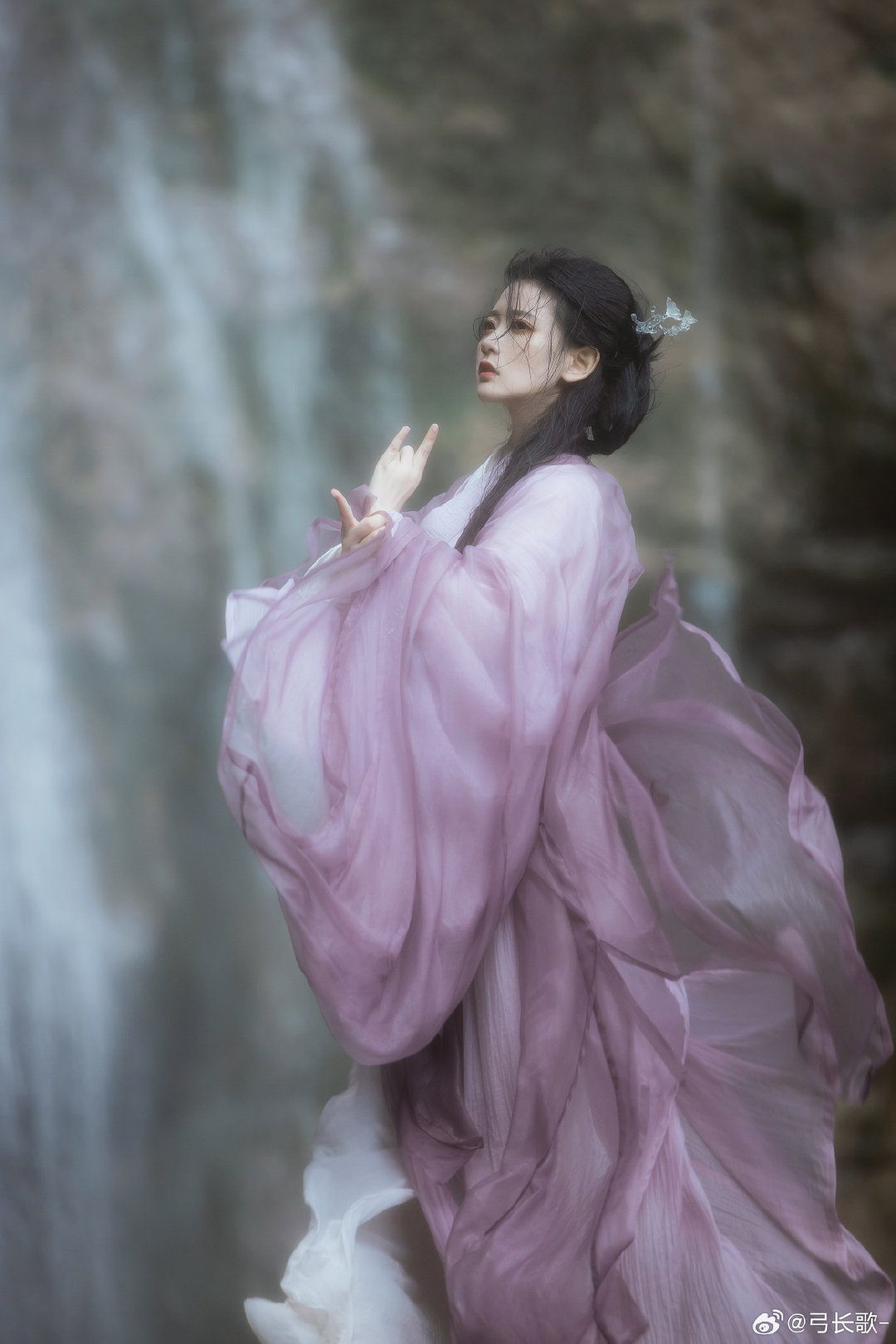 Styling a Plum-Blossom Skirt with a Seven-Sleeve Top:The Art of Traditional Chinese Fashion