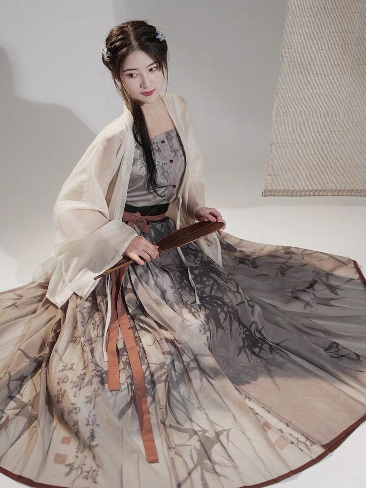 The Long-Style Cheongsam as a Stunning Stage Walk Showpiece The Long-Style Cheongsam as a Stunning Stage Walk Showpiece
