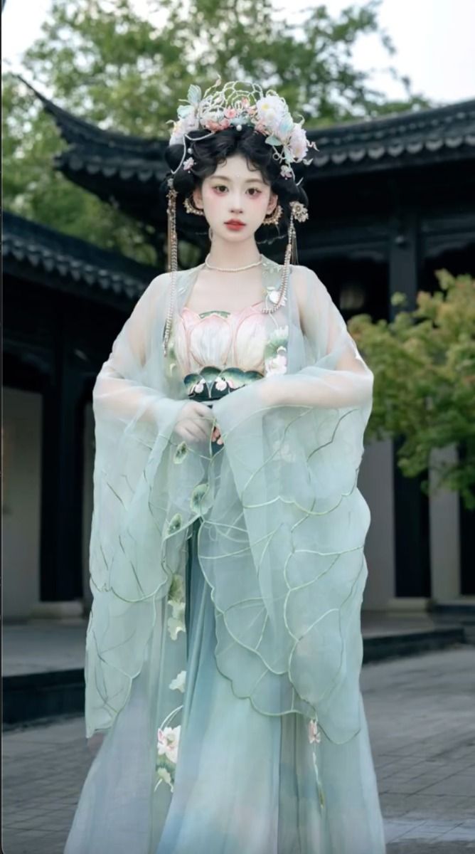 Ethereal Splendor:The Rise of Glass-like Hanfu Fashion