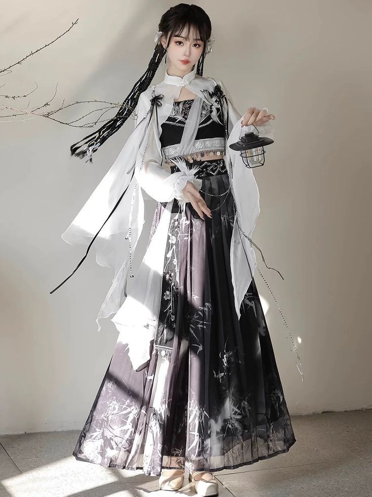 Tall and Elegant:The Rise of Hanfu Fashion for Tall Individuals