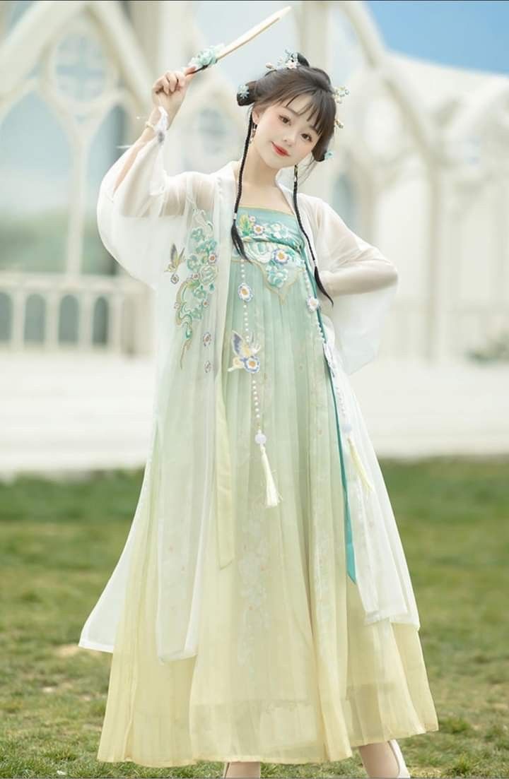 The Journey of a Little Girl in a Hanfu Dress The Journey of a Little Girl in a Hanfu Dress