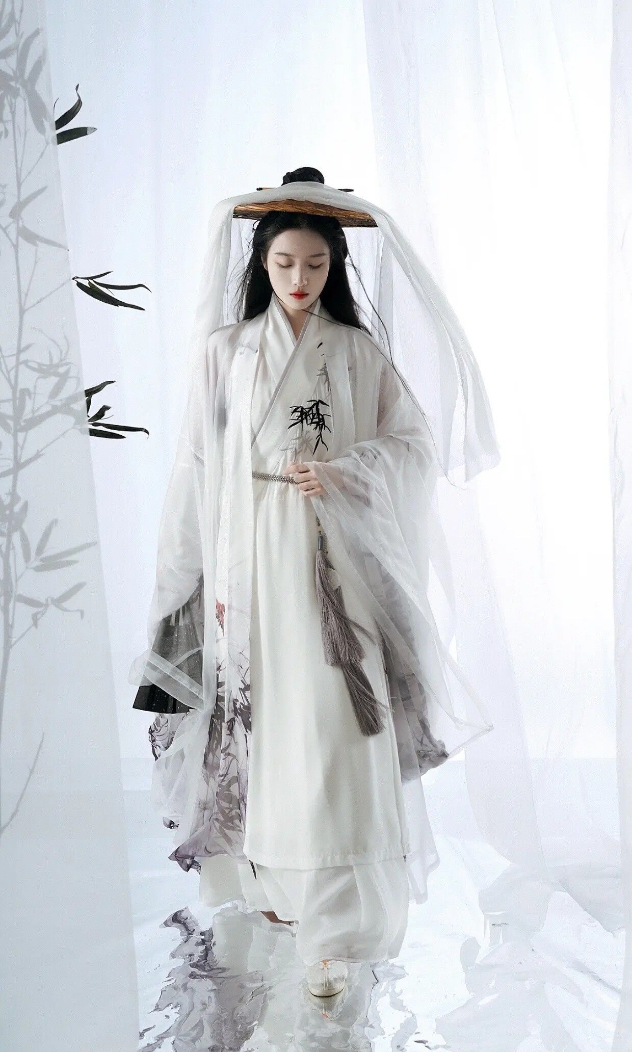 The Splendor of Hanfu:The Elegance of Yinuos and Cloud-like Backdrops with Short Tassel Decorations