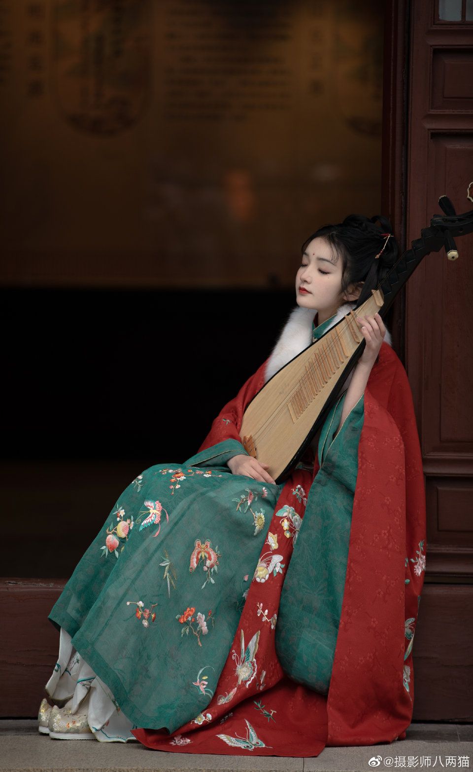 Embracing the Autumn and Winter in a Cheongsam:Styling Tips for Pear-Shaped Figures