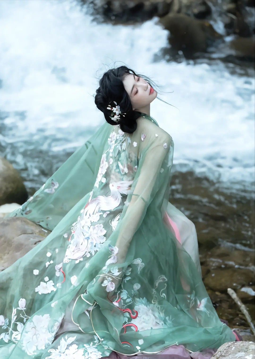 The Charm of Petite-Sized Cheongsam with Low Collars The Charm of Petite-Sized Cheongsam with Low Collars