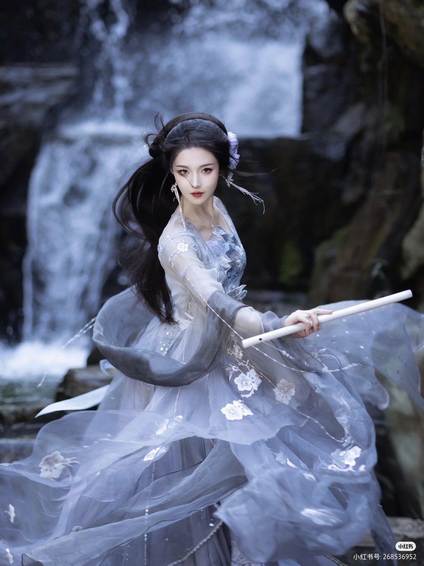 The Elegance of Cheongsam with an Overcoat of a Cape:A Cultural Exploration