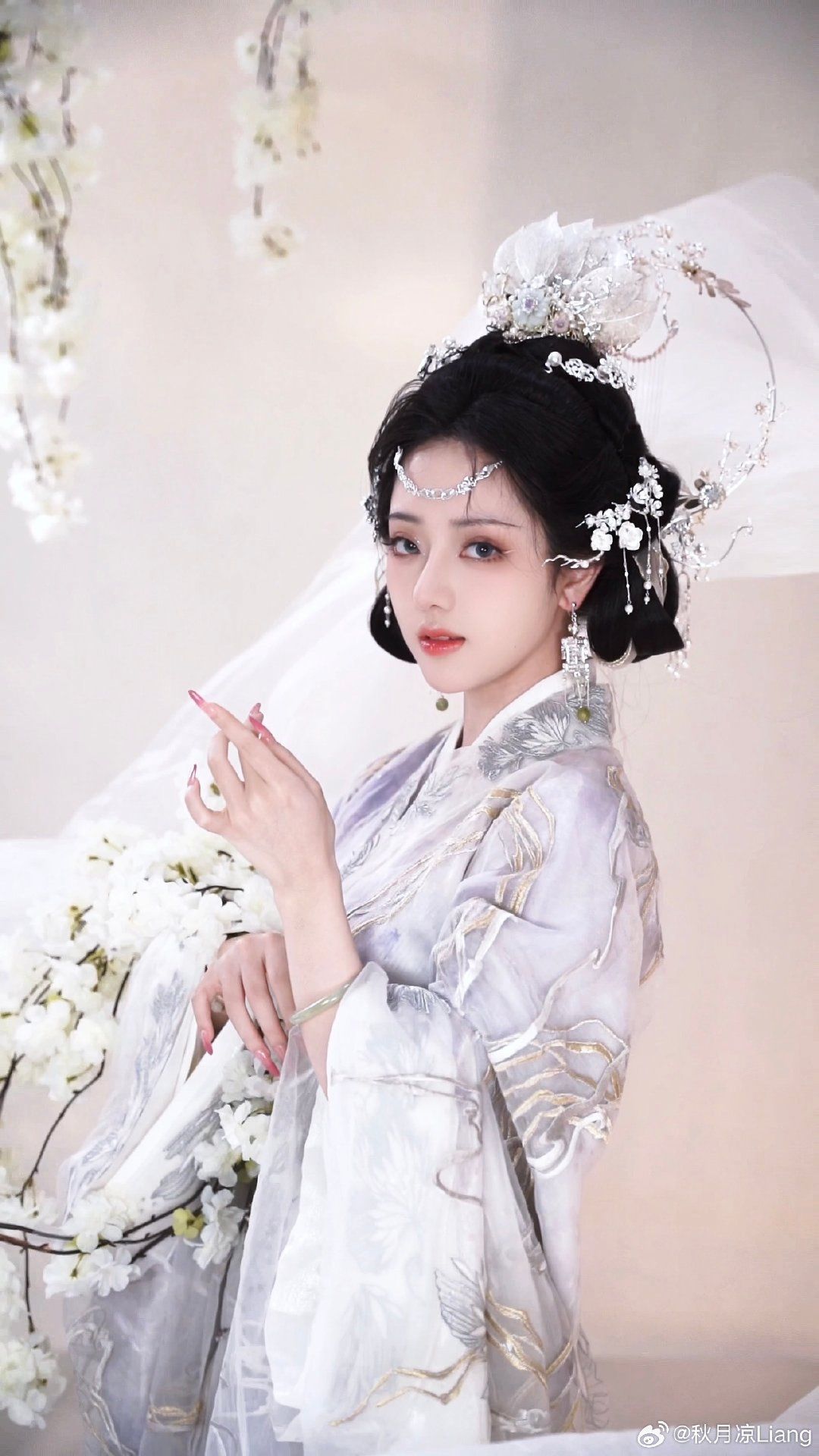 The Enigma of the Black-Clad Hanfu Woman