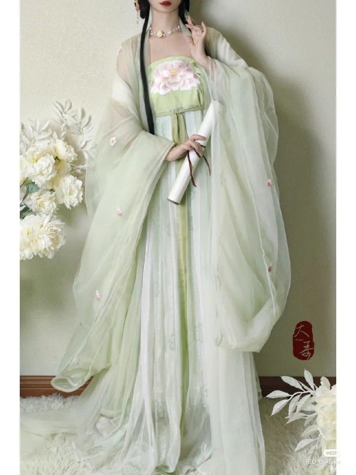 The Revival of Childrens Traditional Round-neck Robes:The Charm of Hanfu Fashion The Revival of Childrens Traditional Round-neck Robes:The Charm of Hanfu Fashion