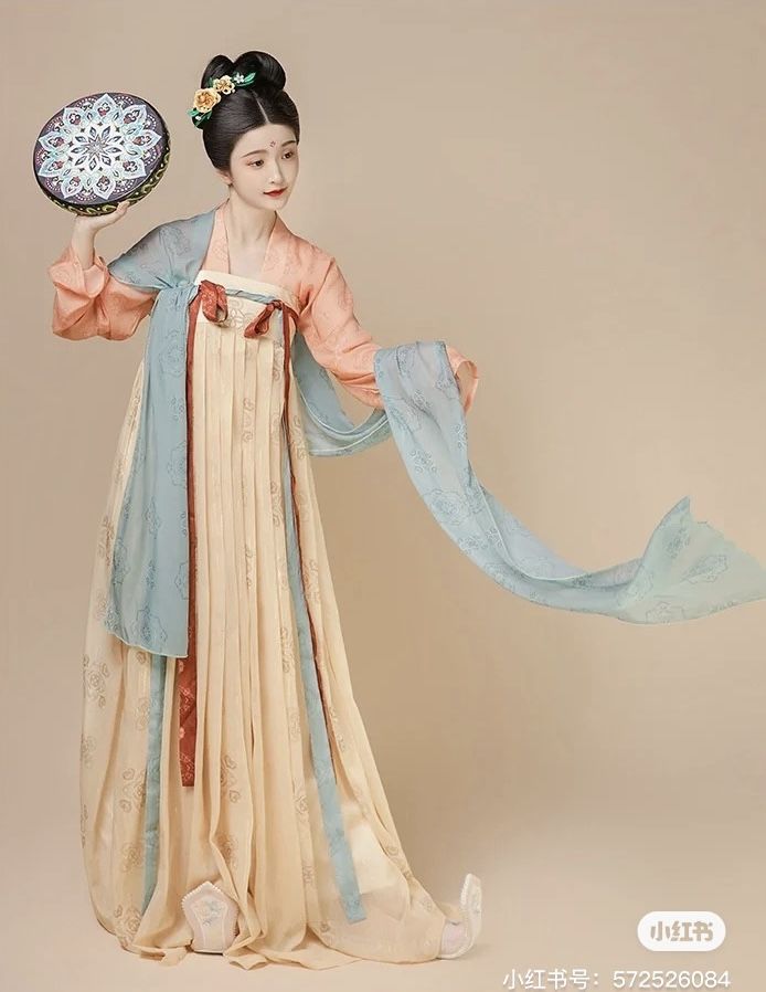 The Elegance of a Long Overcoat with Qipao:A Cultural Fusion of Fashion and Tradition