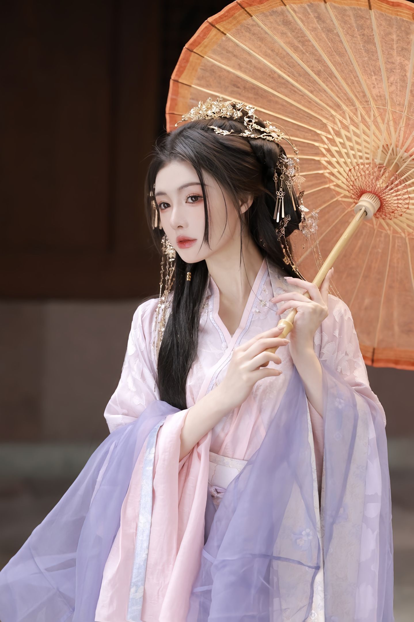 The Evolution of Cheongsam:A Modernized Blouse with a Flattering Belly-Covering Style