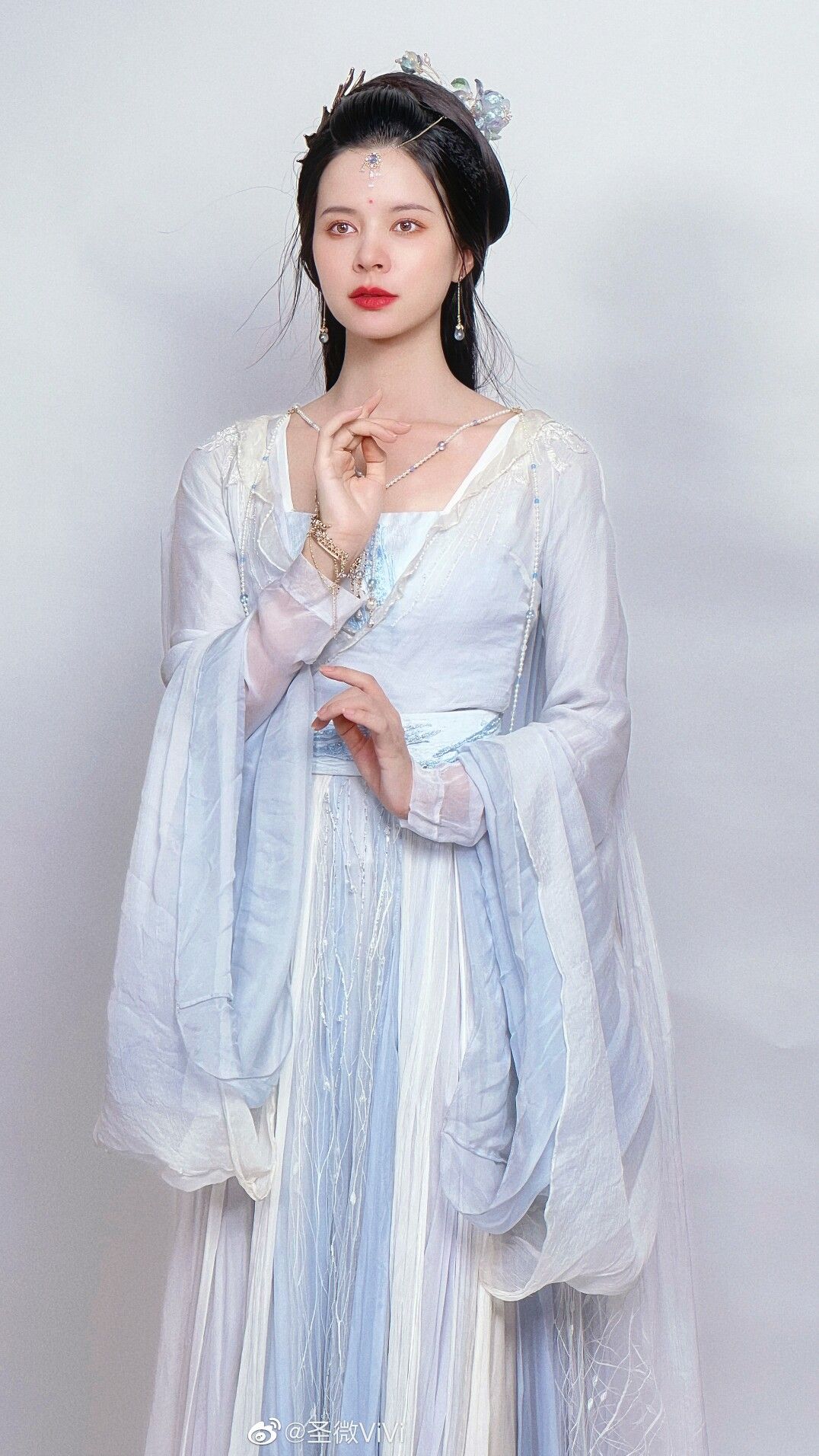 The Dark Evolution of Traditional Hanfu Fashion:Exploring the Rise of Blackened Hanfu Culture