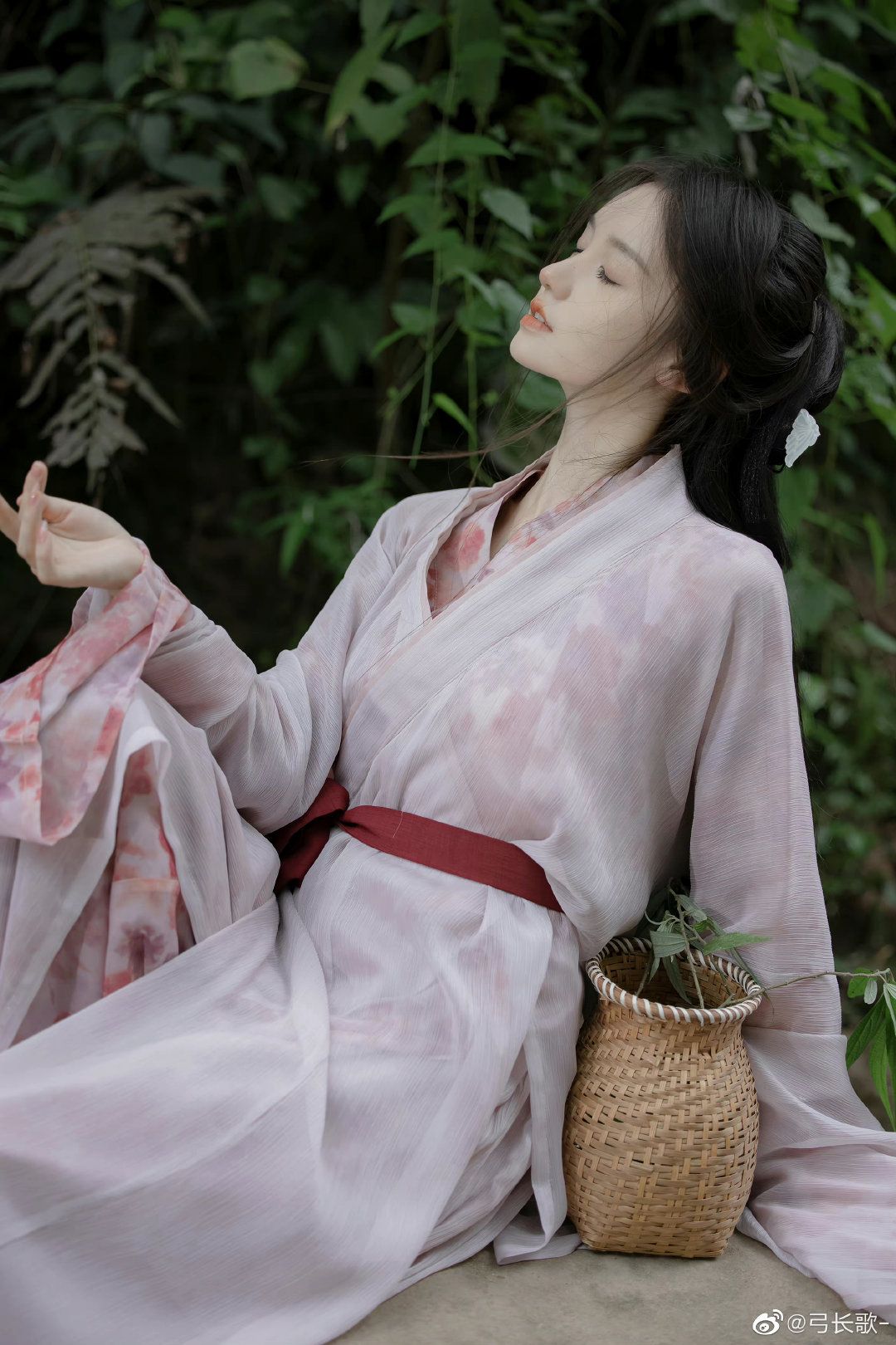 游园惊梦 in Traditional Splendor:The Journey into the Realm of Honor and Glory in Hanfu Fashion 游园惊梦 in Traditional Splendor:The Journey into the Realm of Honor and Glory in Hanfu Fashion