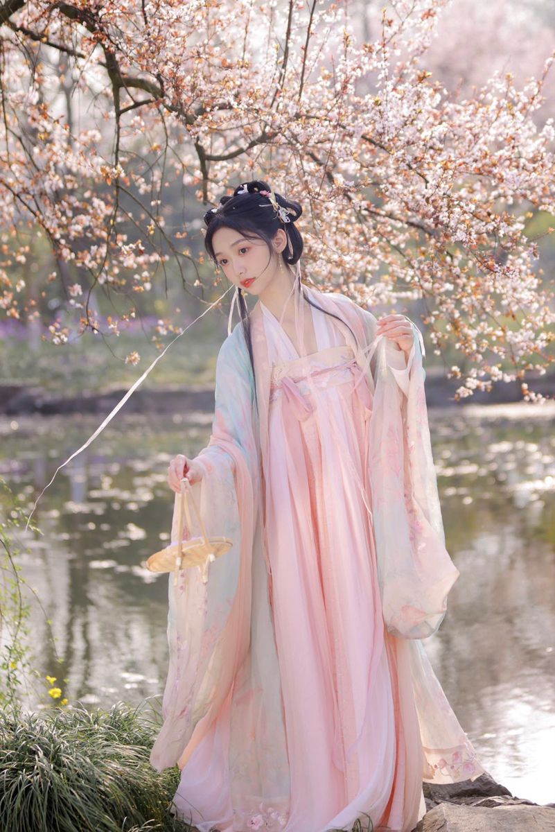 Oceanic Elegance:The Revival of Hanfu Qiyao in Modern Times