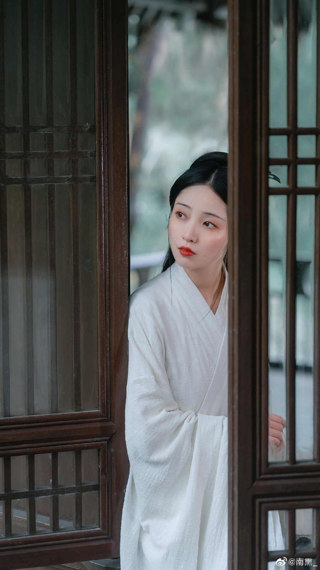 The Enigma of Li Xiaoyaos Hanfu Fashion:A Cultural Exploration