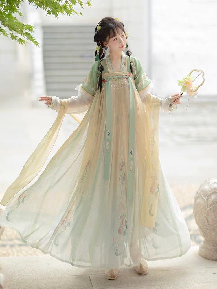 The Splendor of Traditional Chinese Clothing for a Five-Year-Old Child:The Hanfu Fashion