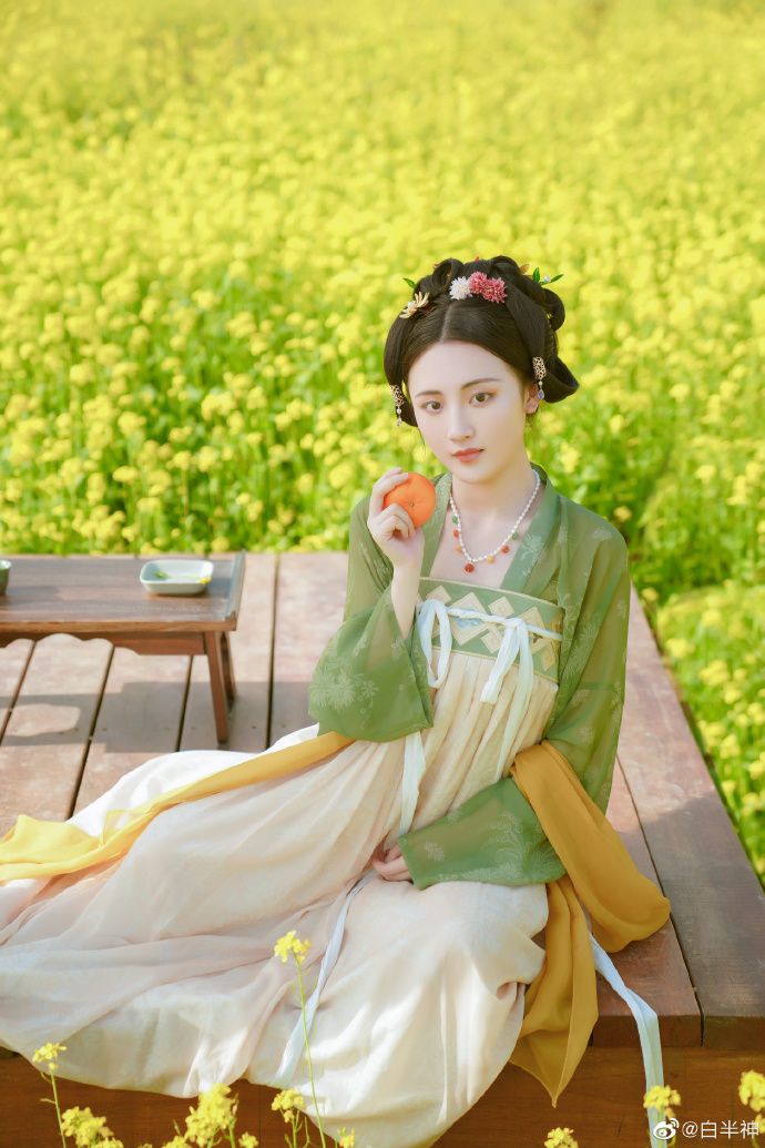 Reimagining Traditional Tangzhuang Womens Blouses:A Modern Approach to a Classic Chinese Style