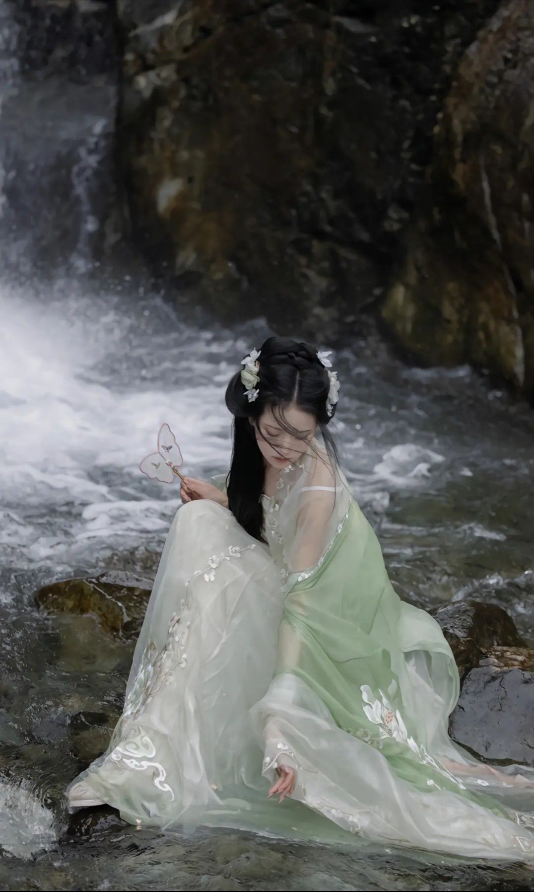 The Revival of Traditional Cheongsam with Reversed Big Sleeve and盘扣细节 The Revival of Traditional Cheongsam with Reversed Big Sleeve and盘扣细节
