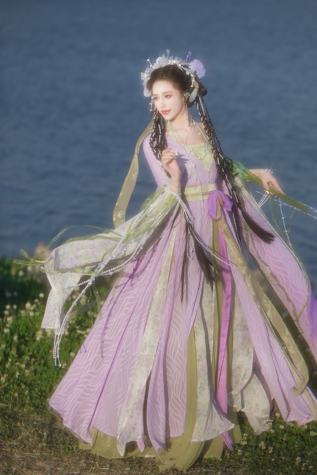 Three Amigas in Traditional Hanfu Fashion:A Closer Look into the World of Waist-Length Robes