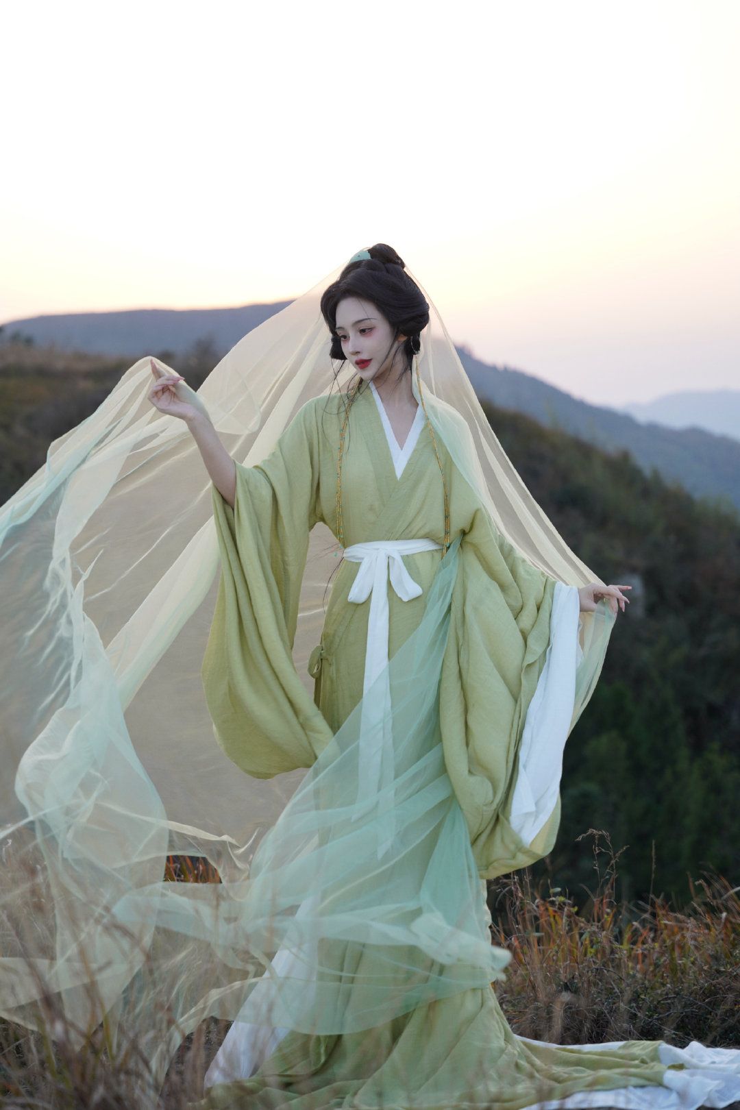 Embracing Tradition:Maternity Photos with Hanfu Fashion