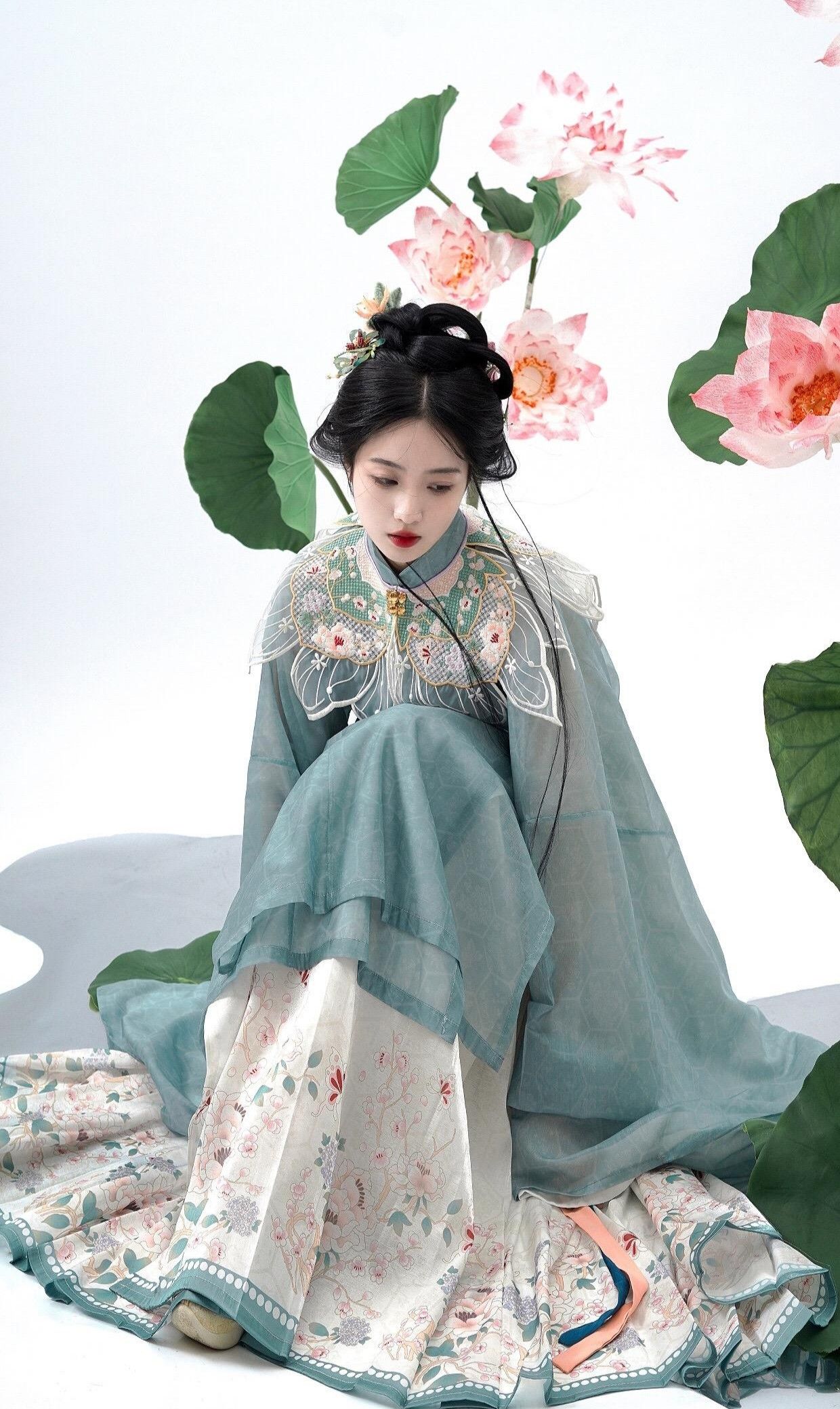 Generals Hanfu and the Ethereal Sword-Wielding Lady