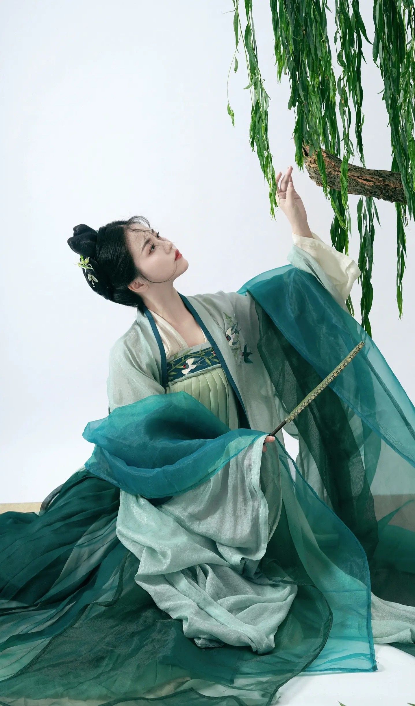 Moonlit Elegance:A Girl Childs Journey into Traditional Hanfu for the Mid-Autumn Festival Moonlit Elegance:A Girl Childs Journey into Traditional Hanfu for the Mid-Autumn Festival