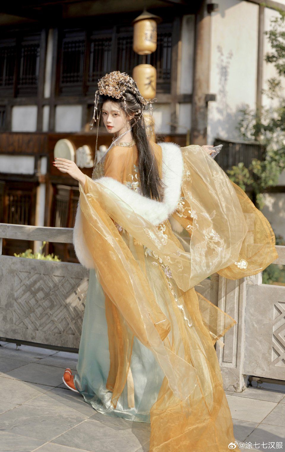 The Elegance of Black Hanfu with a Waist-Binding Detail