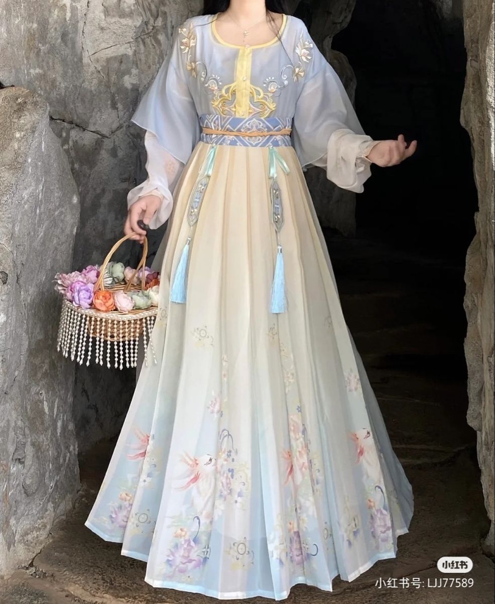 The Elegance of Qipao Gowns:Bridal Fashion in Chinese Weddings