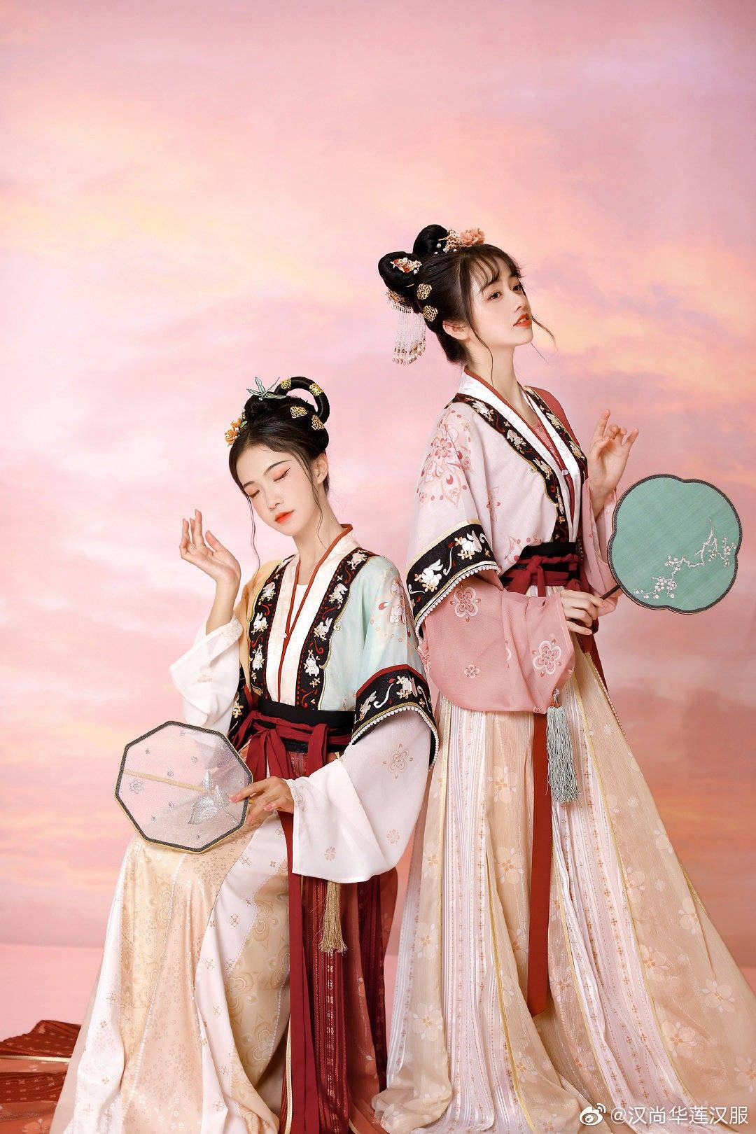 By the Rivers Edge:The Original Hanfu Studio of Evening Snowfall